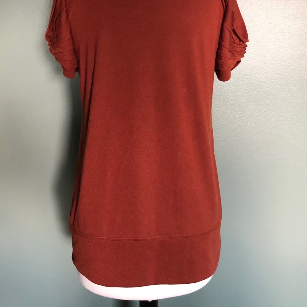 SIMPLY VERA RUST COLOR TOP WITH SLEEVE DETAIL Sz M - Picture 4 of 6